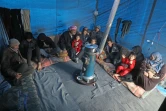 Une famille syrienne installée dans un camp de déplacés informel, près du village de Kafr Lusin, à la frontière turque, dans le nord d'Idleb, le 21 février 2020