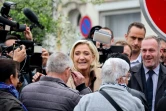 Marine Le Pen (C), au côté de Steeve Briois (D), maire RN d'Hénin-Beaumont, en déplacement de campagne à Hénin-Beaumont, dans le Pas-de-Calais, le 14 juin 2024 