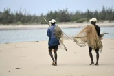 Des pêcheurs se dirigent vers l'estuaire de la rivière Sabaki, à Malindi, au Kenya le 10 février 2022