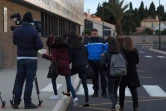 Des élèves du collège Christian Bourquin devant les portes de l'établissement, le 18 décembre 2017 à Millas dans les Pyrénées-Orientales