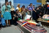Des proches de manifestants partisans de l'ex-président bolivien Evo Morales, tués dans des affrontements avec la police, se recueillent sur leurs cercueils, à Sacaba, près de Cochabamba, le 16 novembre 2019