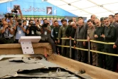 Le chef des Gardiens de la révolution iraniens, Hossein Salami (2-D) et le général Amir Ali Hajizadeh (D) regardent ce qui est présenté par l'Iran comme des débris de drones américains capturés sur son territoire, au Musée de la Défense sacrée à Téhéran, le 21 septembre 2019