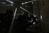 Deux snipers rebelles syriens pendant des combats intenses dans le centre d'Alep, en Syrie, le 18 octobre 2012