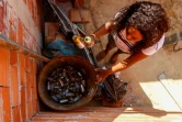Shirlei Aparecida de Souza regroupe les canettes vides ramassées dans les ruelles de Sao Paulo, le 29 juin 2023 au Brésil