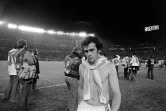 Le jeune Michel Platini quitte la pelouse du Monumental, défait avec la France devant l'Argentine, le 6 juin 1978 à Buenos Aires