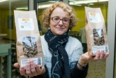 Stéphanie Richard, directeur de "l'Atelier à pâtes" présente deux produits différents à base de farine d'insectes, le 8 février 2016 à Thiefosse dans l'est de la France