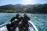 Des scientifiques de l'université de Hong Kong  se préparent à plonger dans les eaux du parc marin de Hoi Ha Wan à Hong Kong, le 2 février 2021