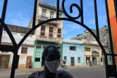 Un homme attend une distribution de repas au projet communautaire Quisicuaba, le 1er novembre 2021 à La Havane 