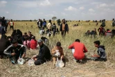 Des manifestants palestiniens mangent le 30 mars 2018 lors d'une manifestation près de la frontière avec Israël, dans le sud de la bande de Gaza