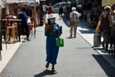 Une femme portant un masque dans la rue, le 30 juillet 2020 à Biarritz