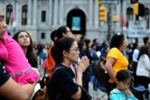 Des croyants écoutent le pape François qui célèbre une messe géante le 27 septembre 2015 à Philadelphie