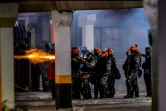 Affrontements entre policiers militaires et manifestants après la mort d'un Noir roué de coups par des agents de sécurité, à Porto Alegre, sud du Brésil, le 20 novembre 2020