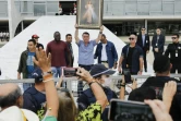 Le président brésilien Jair Bolsonaro brandit une représentation de Jésus-Christ devant des militants anti-avortement à Brasilia, le 18 avril 2020