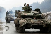 Un soldat ukrainien dans un char se dirigeant vers une ligne de front contre les forces russes dans la région de Lougansk, le 25 février 2022