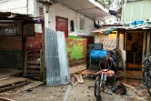 Un jeune homme répare un vélo dans le bidonville "la Matine" à Cayznne le 31 mars 2017