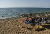 Des parasols et des transats, tout près d'un nid protégé de tortues de mer à Kyparissia, le 23 septembre 2019 en Grèce