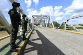 Des membres de la police nationale colombienne gardent le pont international Jose Antonio Paez à Arauca, en Colombie, à la frontière avec le Venezuela, le 22 janvier 2022.

