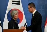 Le ministre hongrois des Affaires étrangères Peter Szijjarto (d) et son homologue sud-coréenne Kang Kyung-wha lors d'une conférence de presse à Budapest, le 31 mai 2019