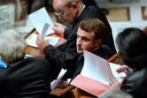 Emmanuel Macron (C) devant Jean-Yves Le Drian le 9 décembre 2014 à l'Assemblée nationale à Paris