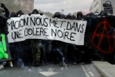 Des militants des "black blocs" manifestent en marge du défilé du 1er mai 2018 à Paris