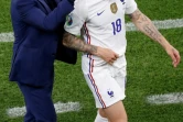 Le sélectionneur des Bleus, Didier Deschamps, réconforte le défenseur Lucas Digne, sorti sur blessure lors du match de groupes de l'Euro contre le Portugal, à Budapest, le 23 juin 2021