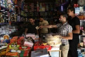 Des Syriens font leurs emplettes dans un magasin de la ville de Binnish contrôlée par les rebelles dans la province d'Idleb dans le nord-ouest de la Syrie, le 15 octobre 2018