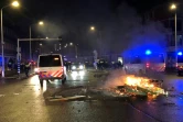 Un feu dans une rue de La Haye (Pays-Bas) lors d'une manifestation contre les mesures anti Covid-19 le 20 novembre 2021