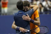 Novak Djokovic (g), vainqueur de l'US Open, dans les bras de son adversaire Juan Martin del Potro (d), dimanche 9 septembre 2018 à New York.