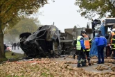 Des gendarmes et secours sur le site de l'accident entre un car de ramassage scolaire et un poids lourd à Bavincourt, près d'Arras le 14 novembre 2016