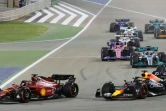 La Ferrari du Monégasque Charles Leclerc prend le meilleur départ devant Max Verstappen (Red Bull) sur le circuit bahreïni de Sakhir, le 20 mars 2022 