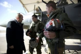 Le ministre français de la Défense Jean-Yves Le Drian avec des pilotes français sur une base jordanienne de la coalition, le 1er janvier 2016