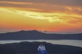 Le Premier ministre grec Kyriakos Mitsotakis donne une conférence de presse sur l'île de Santorin le 13 juin 2020