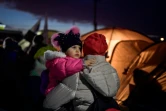 Une mère et sa fille au poste-frontière de Medyka (Pologne) où des milliers de réfugiés fuyant les combats en Ukraine affluent, le 12 mars 2022 