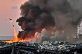Un hélicoptère aide à éteindre le feu après l'explosion au port de Beyrouth, le 4 août 2020 
