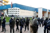 Les forces de l'ordre déployés à Aulnay-sous-Bois où sur un mur on peut lire "nique la police", le 6 février 2017