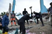 Les sauveteurs recherchent des survivants dans les décombres d'un hôpital à Mamuju, sur l'île des Célèbes en Indonésie, le 15 janvier 2021