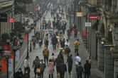 Des piétons dans une rue de Wuhan, le 23 janvier 2021 en Chine