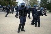 Des CRS affrontent les manifestants qui défilent contre la loi Travail, le 20 avril 2016 à Nantes
