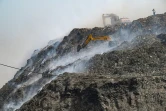 De la fumée au-dessus de la montagne d'ordures de Bhalswa à la suite d'un incendie, dans le nord de New Delhi, le 28 avril 2022 en Inde
