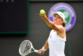 La Polonaise Iga Swiatek sert contre la Néerlandaise Lesley Pattinama au 2e tour de Wimbledon, le 30 juin 2022 à Londres