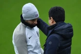 Javier Pastore avec le président qatari du PSG Nasser Al-Khelaïfi, au camp d'entraînement du club, le 21 novembre 2017