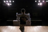 La geisha "Chacha" répète pour son spectacle en ligne, à Hakone le 13 juin 2020