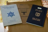 Des documents appartenant au grand-père de Noah Rohrlich, Fritz Rohrlich, qui a fui le nazisme en Autriche, montrés par son petit-fils à Falls Church, aux Etats-Unis, le 16 mars 2021