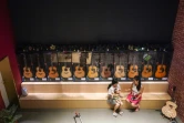 Dans cette photo prise le  5 août 2020, Wang Chao (à droite) et Chao Anya sont en conversation dans le magasins de guitares de la première à Shanghai