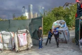 Des réfugiés afghans transportent des déchets recyclables dans une décharge à Istanbul, le 18 novembre 2021 en Turquie