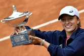 La Polonaise Iga Swiatek brandit son trophée du Foro Italico après sa victoire en finale sur la Tchèque Karolina Pliskova, à Rome, le 16 mai 2021 

