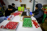 Des employés préparent des sucreries dans des usines d'Al-Arees dans la ville de Gaza, le 5 février 2020