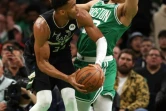 Giannis Antetokounmpo des Milwaukee Bucks gêné par Grant Williams des Boston Celtics dans le match 2 des demi-finales de la Conférence Est en NBA le 3 avril 2022 à Boston
