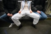 Elena Buscaino avec son pantalon "Riot Pant" assise entre deux hommes, dénonce "l'étalement masculin" dans le métro à Berlin, le 5 février 2021