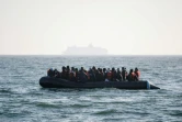Un bateau qui transporte des migrants qui attendent d'être secourus, le 9 mai 2022, dans la Manche 